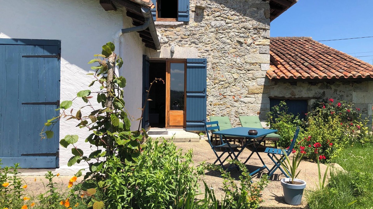 Saint-Crepin-de-Richemont Bed & Breakfast | Chambre d'hôtes la Floralie, overlooking the garden and fields!