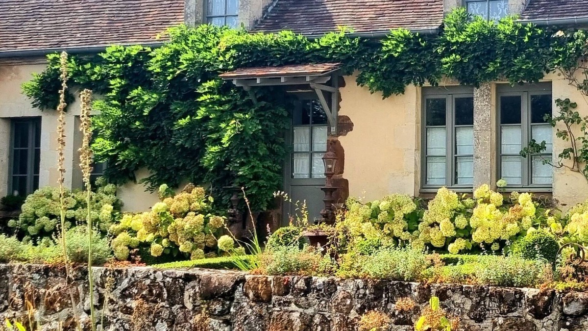 La Perriere Bed & Breakfast | Chambre D'hôte de Charme Dans le Bourg Classé de La Perrière. Vue Panoramique