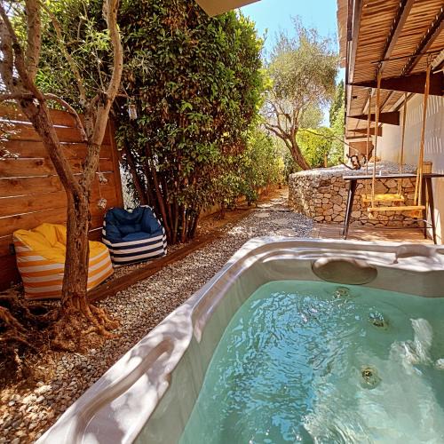 Allauch Bed & Breakfast | Chambre d'hôte Cigale jacuzzi et jardin privé