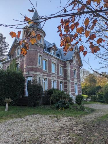 Saint-Aubin-Epinay Bed & Breakfast | Chambre d'hôte - petit château à la campagne