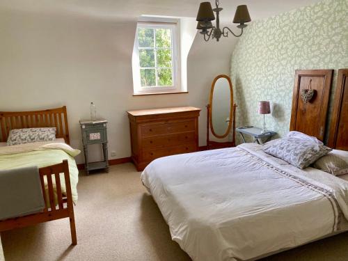 Neuville-au-Plain Bed & Breakfast | Chambre de Rose - Le Refuge des Parachutistes - en bordure du marais