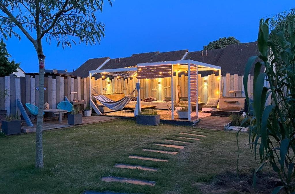 Roeze-sur-Sarthe Bed & Breakfast | Chambre double dans villa avec piscine salle de bains privée