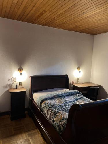 Hopitaux-Facultes House | Chambre en bois dans une ancienne bâtisse