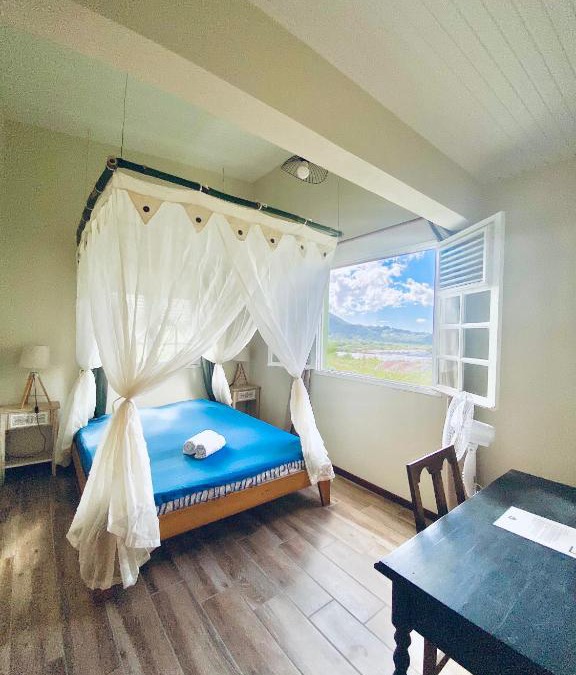 Le Morne-Rouge House | Chambre et SDB privative Ylang Ylang vue Mont Pelée dans maison partagée