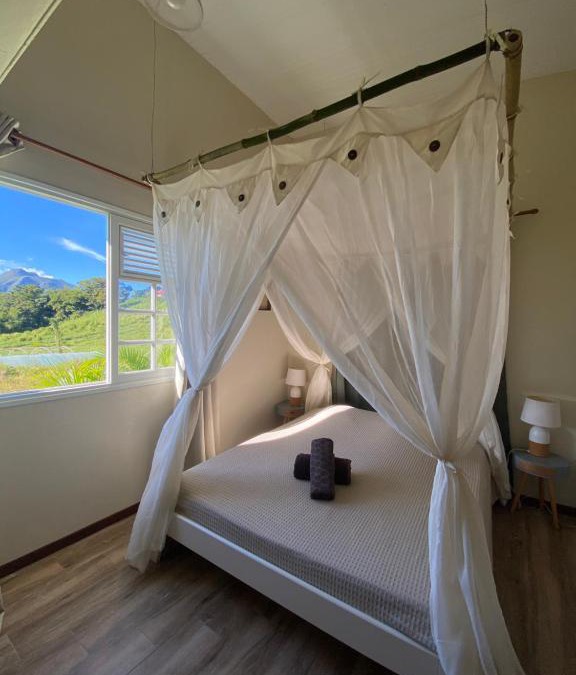 Le Morne-Rouge House | Chambre et SDB privative Roucou vue Mont Pelée dans maison partagée