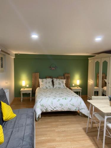 Saint-Laurent-de-Cerdans House | Chambre au vert