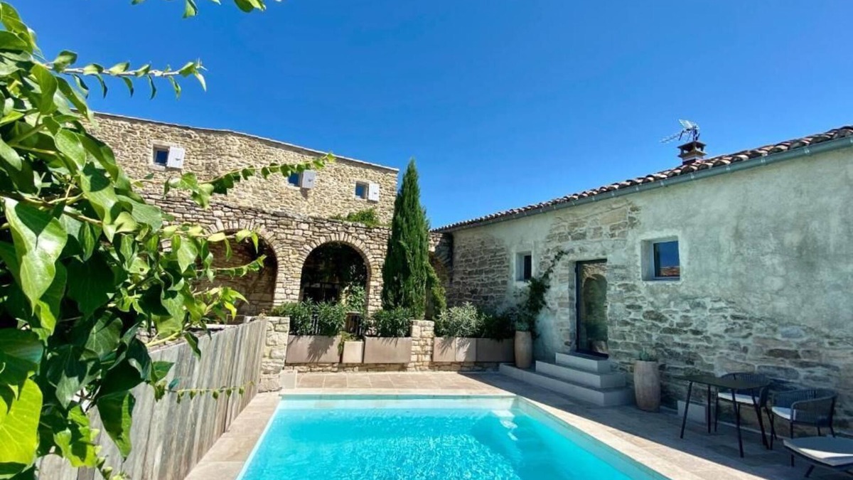 Martignargues House | CHAMBRE LUXE LA TOUR with whirlpool bath and shared heated pool