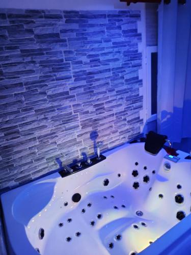 Amblainville Bed & Breakfast | Chambre meublée indépendante, jacuzzi dans la chambre à 60110 Amblainville près de Paris