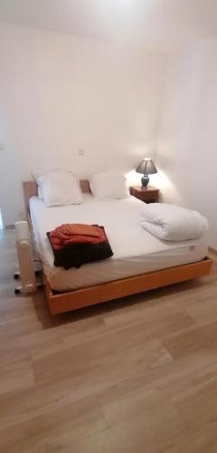 Savigne-lʼEveque House | Chambre parquet flottant chez l'habitant
