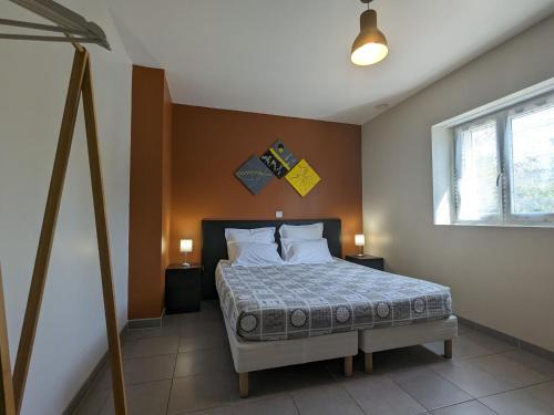 Neuvy-Saint-Sepulchre Bed & Breakfast | Chambre PMR avec Salle d'Eau Privative, Grande Lit, et Petit-Déjeuner Inclus in Neuvy-Saint-Sépulchre - FR-1-591-608