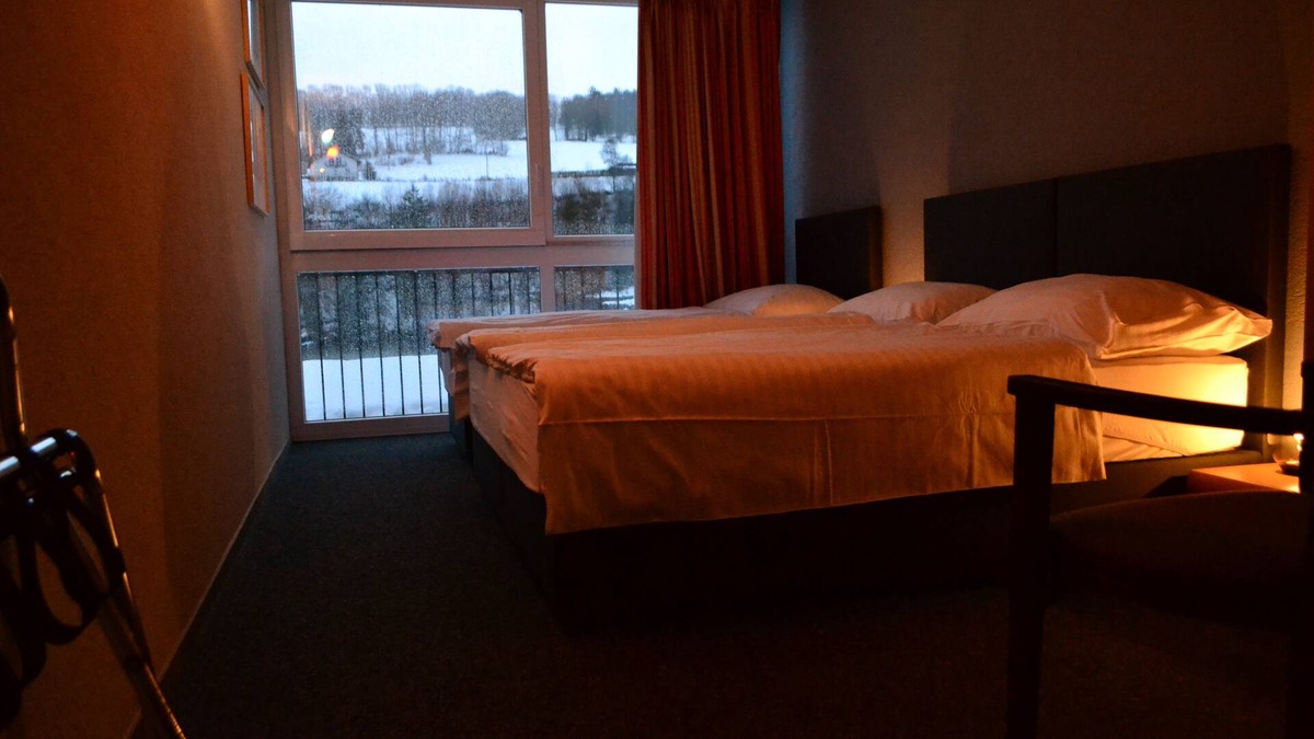 Les Brenets Hotel | Chambre, Salle de Bains Privé Devant le Lac, Parking et Wifi Gratuite
