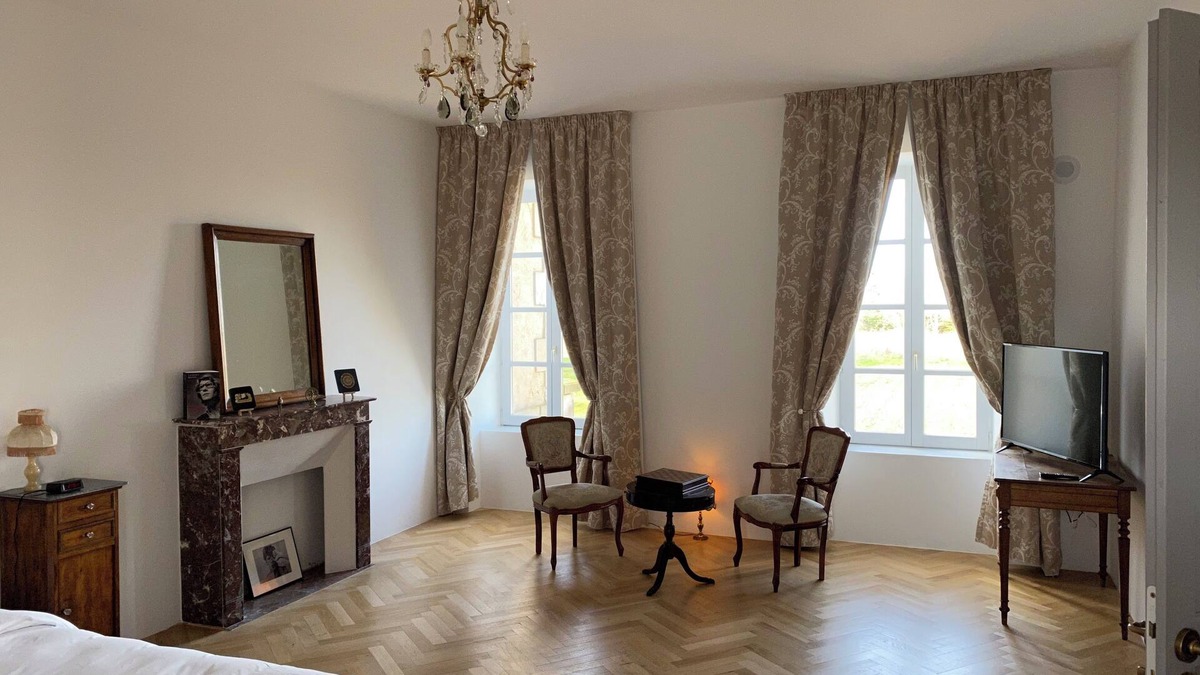 Montmarault Apartment | Chambre Yves in Château Camus