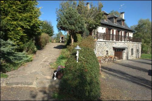 Saint-Bonnet-de-Salers Bed & Breakfast | Chambres d'Hôtes Le Moulin du Pont