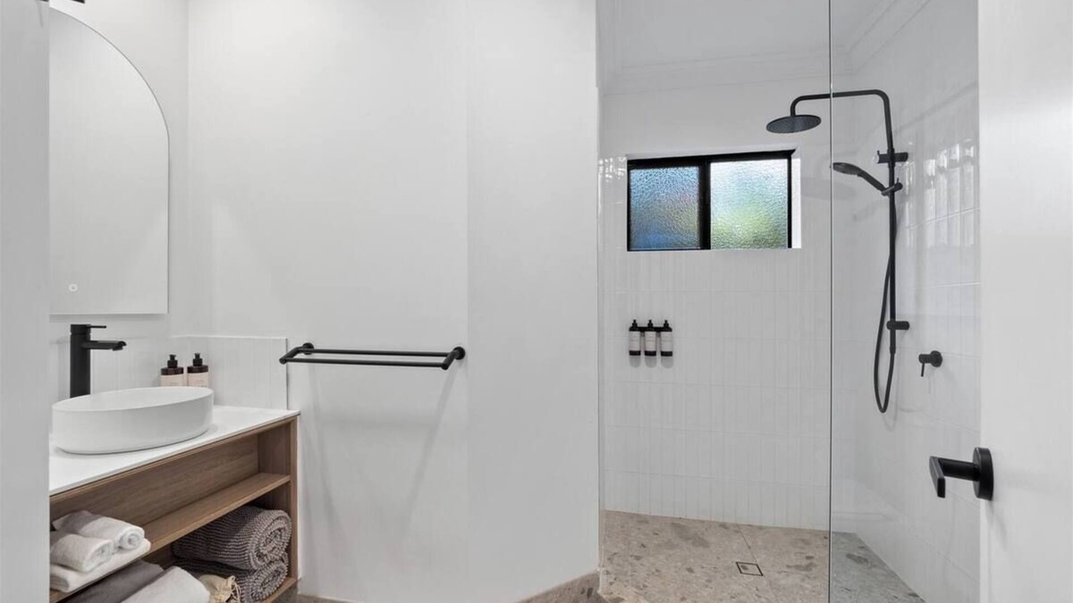 Margaret River House | ChambrxE9 Estate Syrah - experience elegant luxury