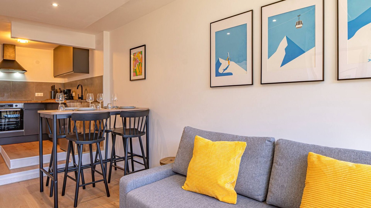 Chamonix City Centre Apartment | Chamois Blanc Rosières- bright 1 bed apartment with amazing views