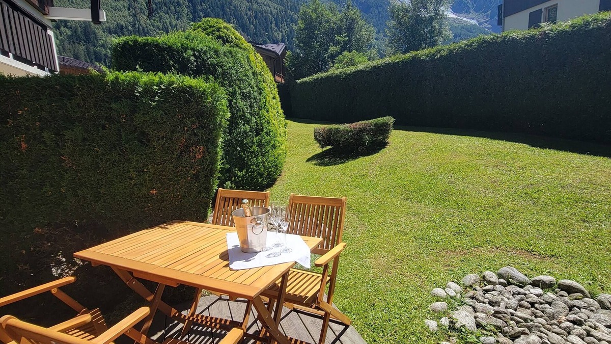 Chamonix-Mont-Blanc Apartment | Chamonix Garden Apartment with a View of Mont-Blanc (Référence XEPKMM)