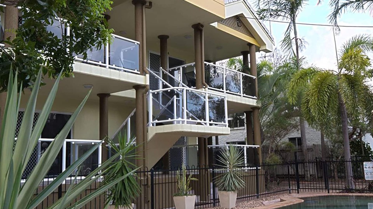 Arcadia Apartment | Champagne four on magnetic