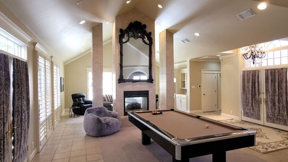 San Angelo House | Chandelier House in Texas