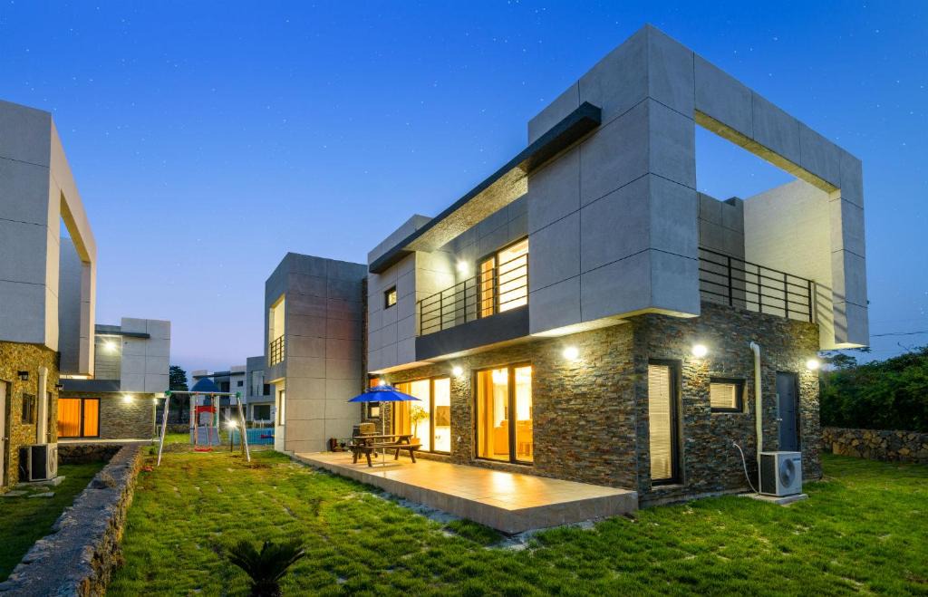 Hallim Apartment | Chandelier Pension