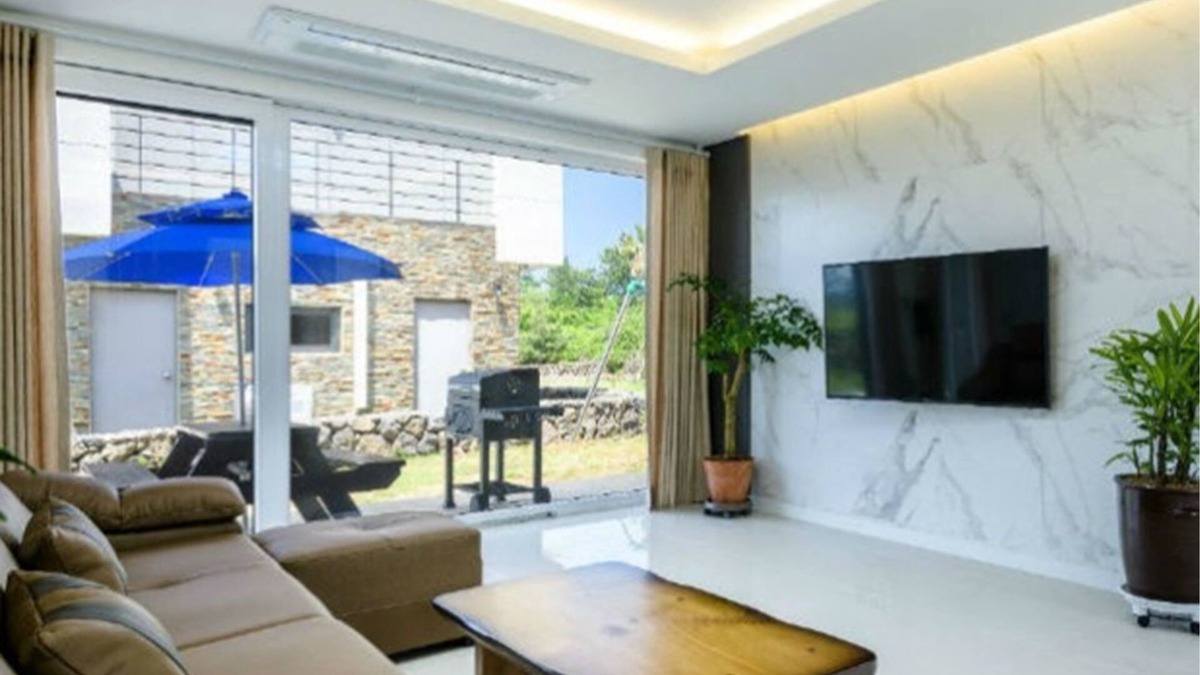 Hallim House | Chandelier Pension