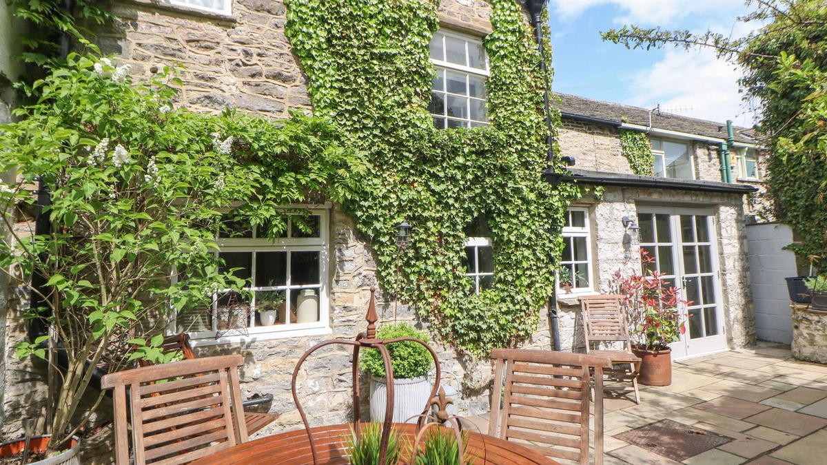 Castleton Cottage | CHANDLER HOUSE, family friendly in Castleton, Peak District