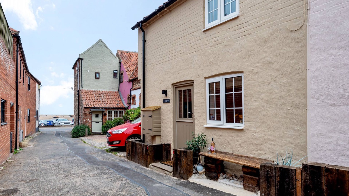 Wells-next-the-Sea Cottage | Channel View - sleeps 2 guests in 1 bedroom