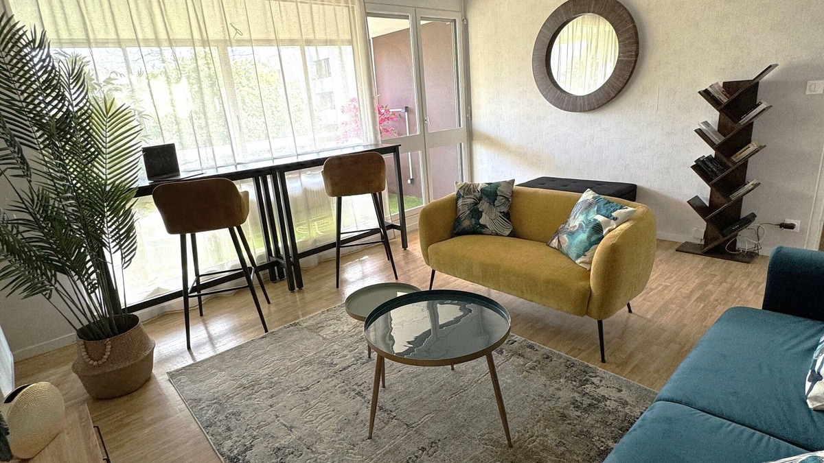 Noyal-sur-Seiche Apartment | CHANTILLY, Cosy apartment, sleeps 6, wifi, metro 5 min walk