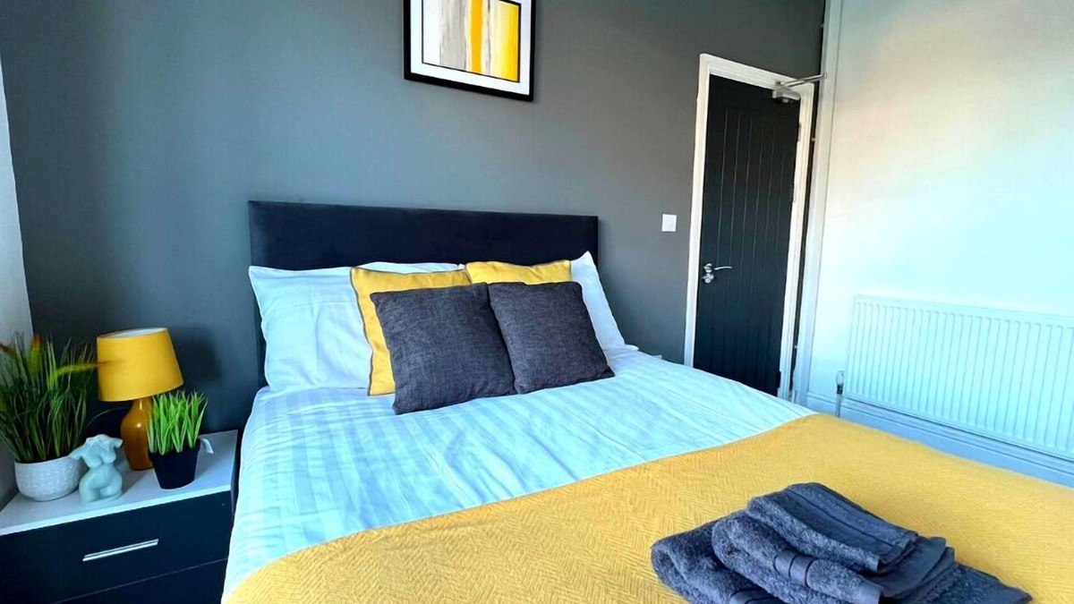 Grimsby House | Chantry Suites Double Room with En-Suite in DN31