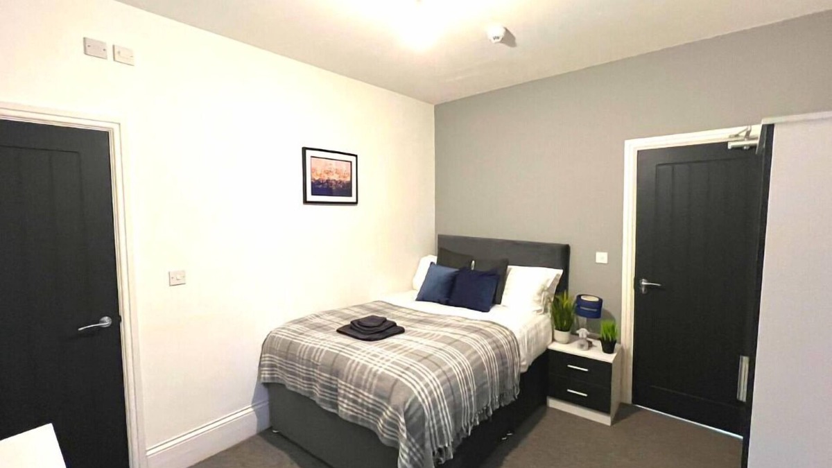 Grimsby House | Chantry Suites Double Room with En-Suite in DN31
