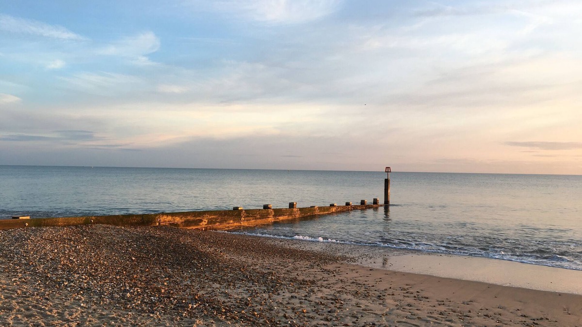 Bournemouth House | Chapel Cottage: Beautiful pet friendly family home within short walk to beach