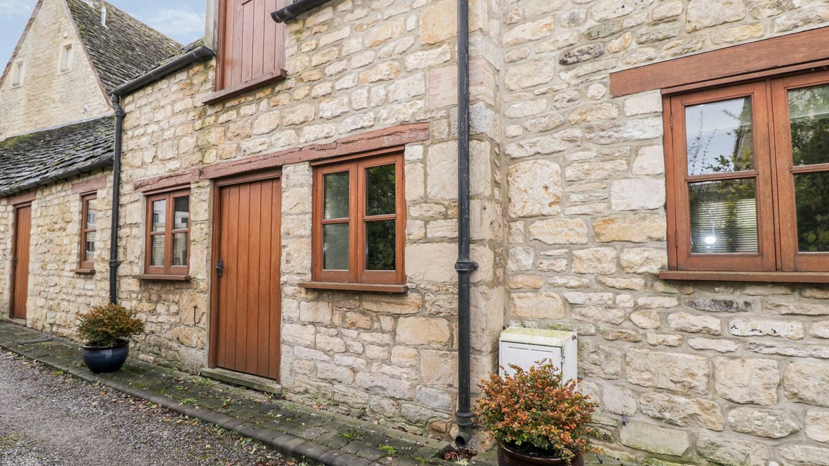 King's Stanley House | CHAPEL COTTAGE, pet friendly, with a garden in King's Stanley