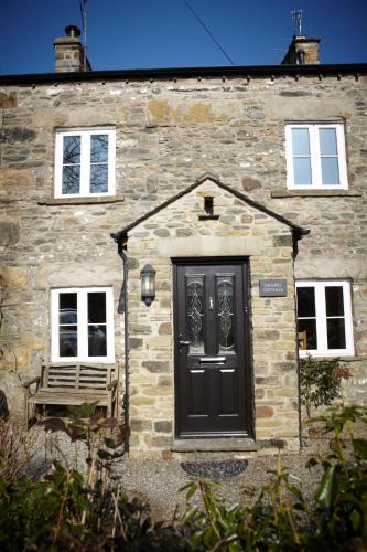 Kirkby Lonsdale House | Chapel Cottage Set in a private courtyard in central location with 2 parking spaces