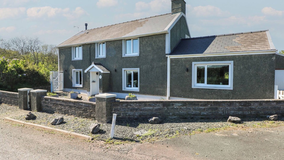 Pembroke House | CHAPEL HILL HOUSE, pet friendly, with a garden in Pembroke