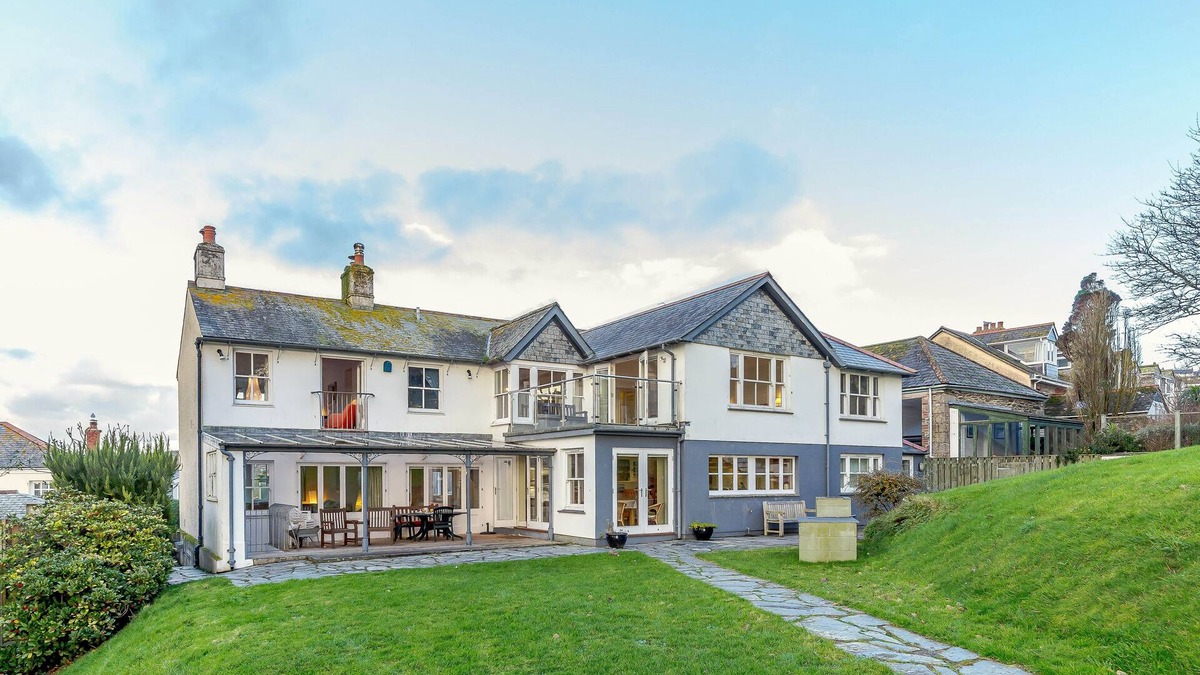 Polruan House | Chapel Mead - Five Bedroom House, Sleeps 10