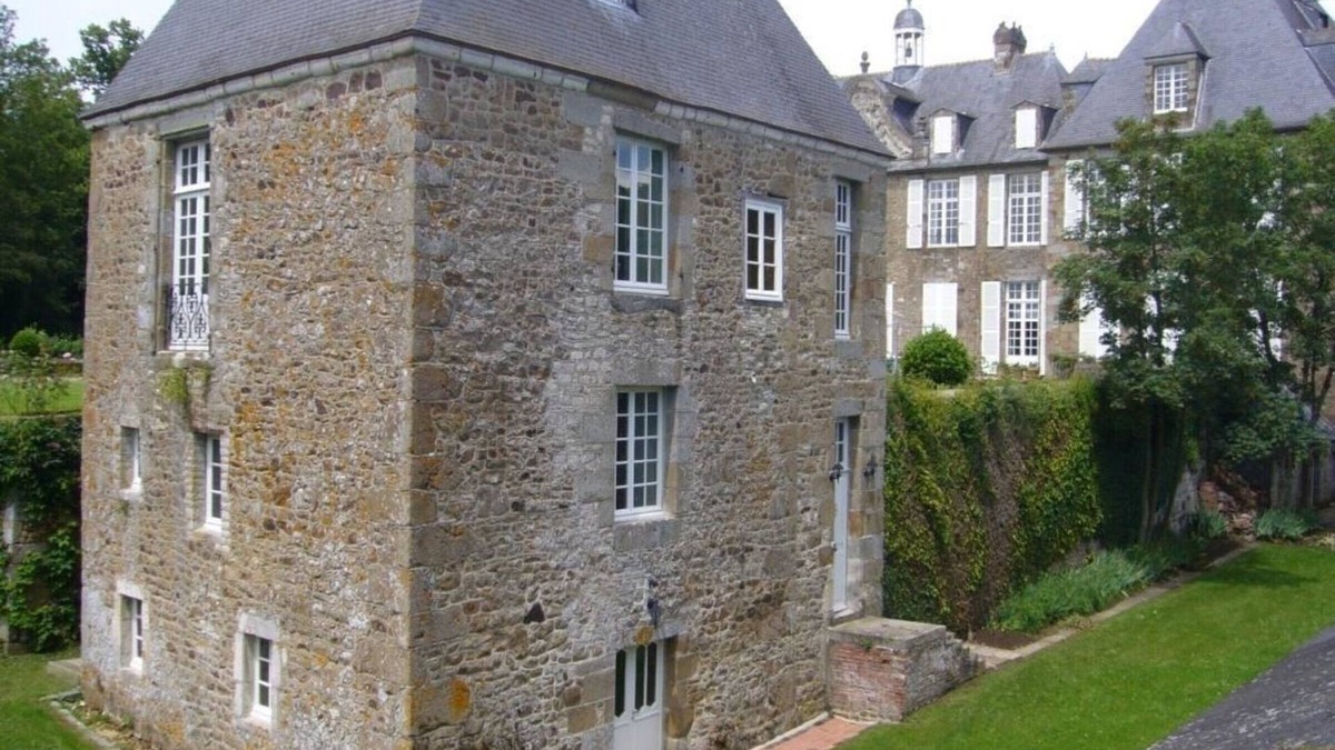 Rabodanges Cottage | Chaplain's House with Fireplace, Garden and Pets Allowed