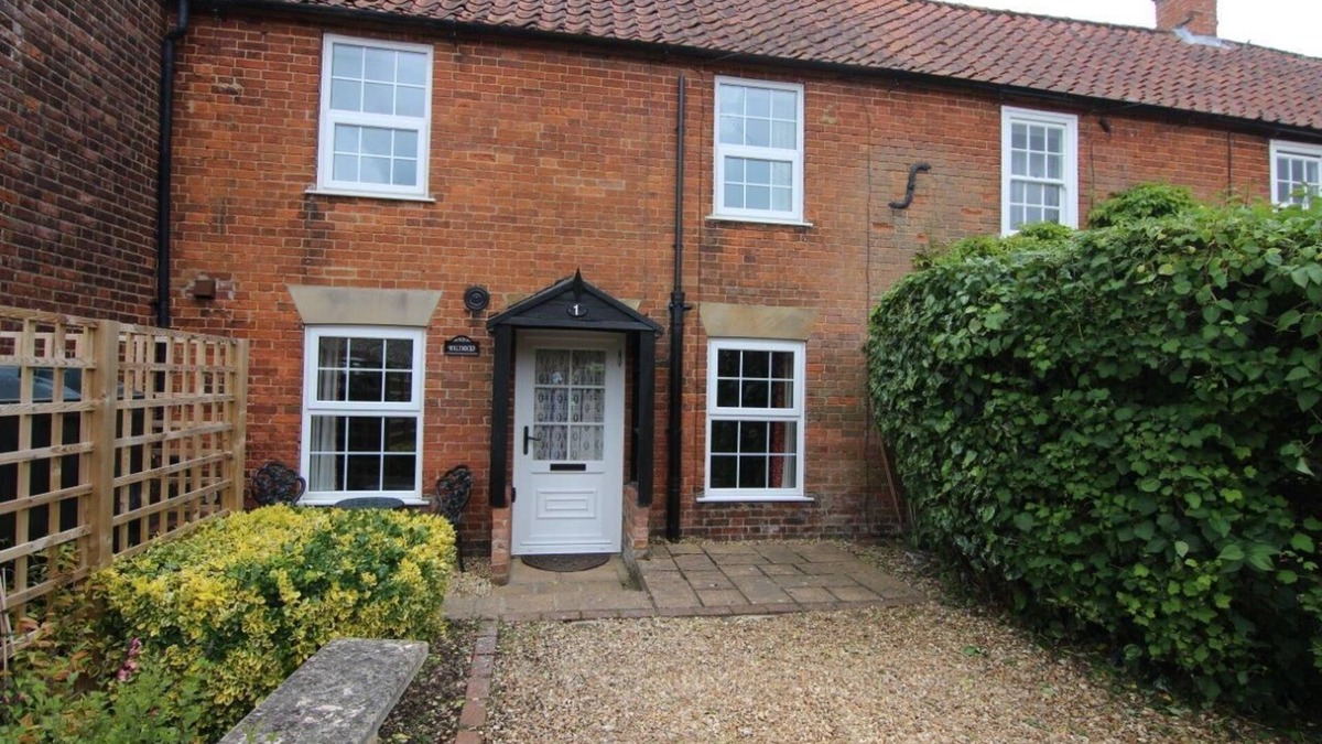 Docking Cottage | Character 2 Bedroom Cosy Cottage near Burnham Market and Brancaster Beach