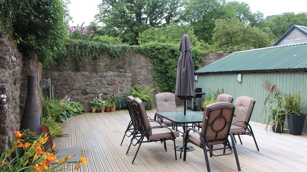 Moretonhampstead House | Character Barn, National Park Private courtyard, peaceful, log burner sleeps 4