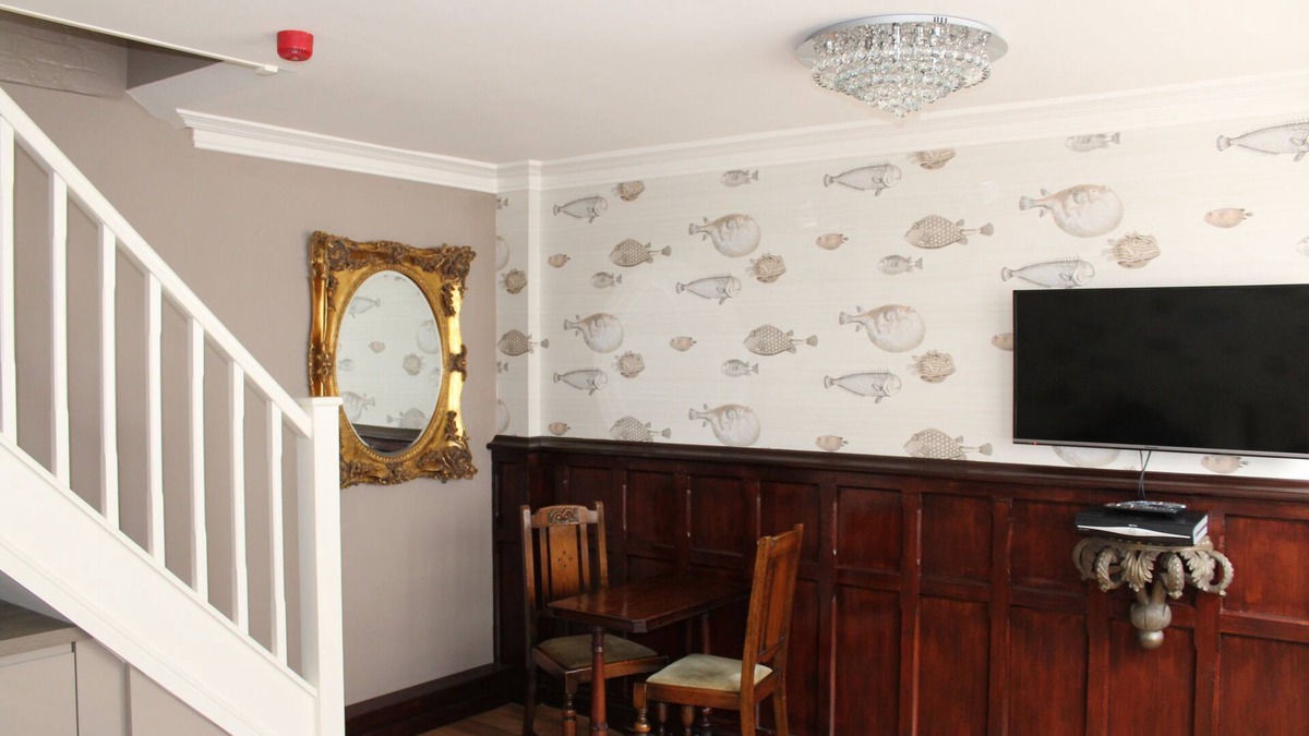 Heybridge Cottage | Character cottage in the heart of town
