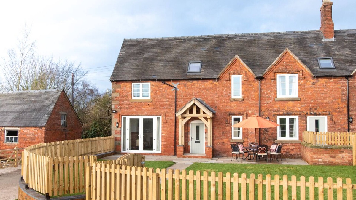 Ellastone House | Character Cottage Peak District & Alton Towers