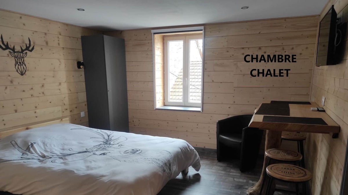 Le Mayet-de-Montagne Bed & Breakfast | CHARACTER GUEST ROOM "CHALET"