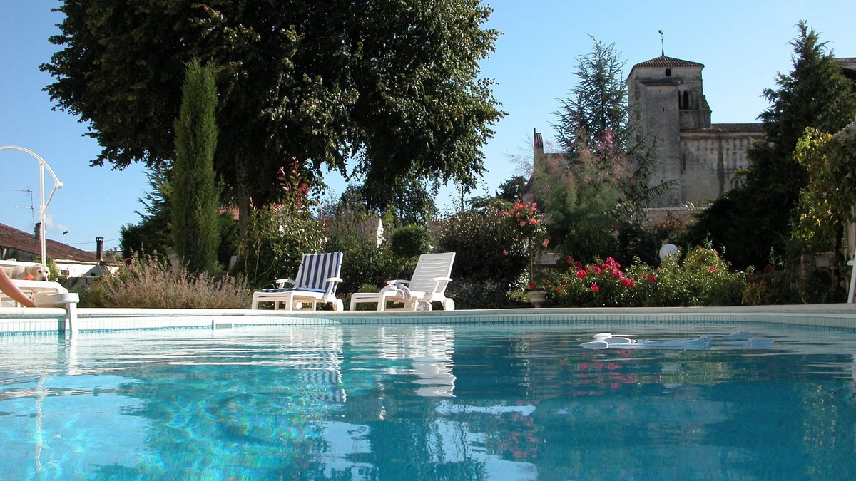 Villars-en-Pons House | Character house, air-conditioned, heated pool, fenced garden with trees.