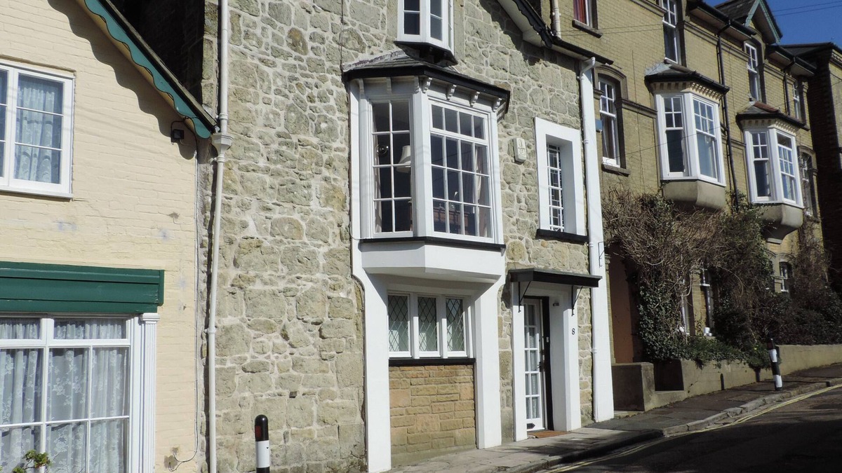 Shanklin Cottage | Character Stone Cottage, Heart of the Old Village,10 mins walk to the beach!