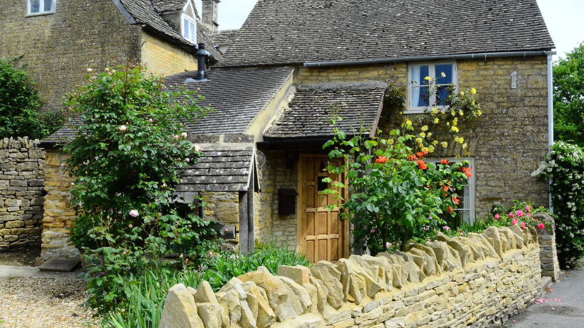 Bourton Cottage | Characterful 16th Century Cottage, off street parking, 2 Min Walk to Village!