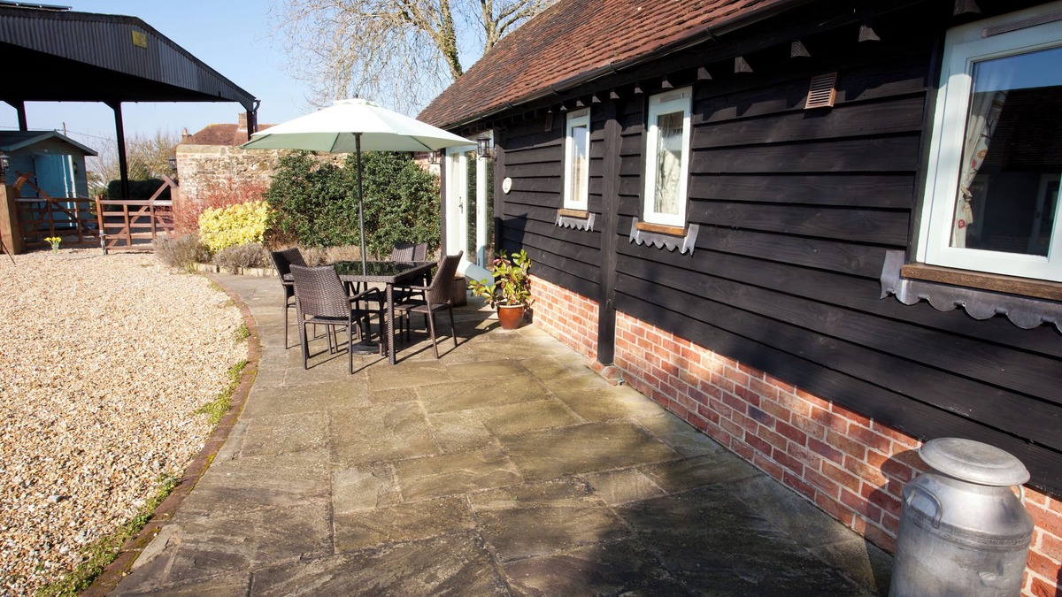Pulborough Cottage | Characterful barn conversion on working farm.