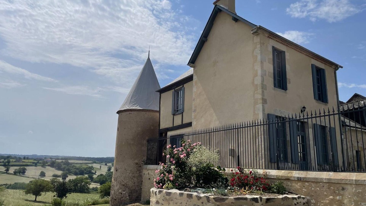 Vernusse Cottage | Characterful home with pool, parking, pets allowed, wifi