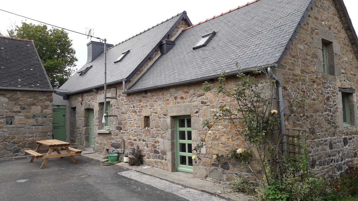 Belle-Isle-en-Terre House | Characteristic stone house near the village