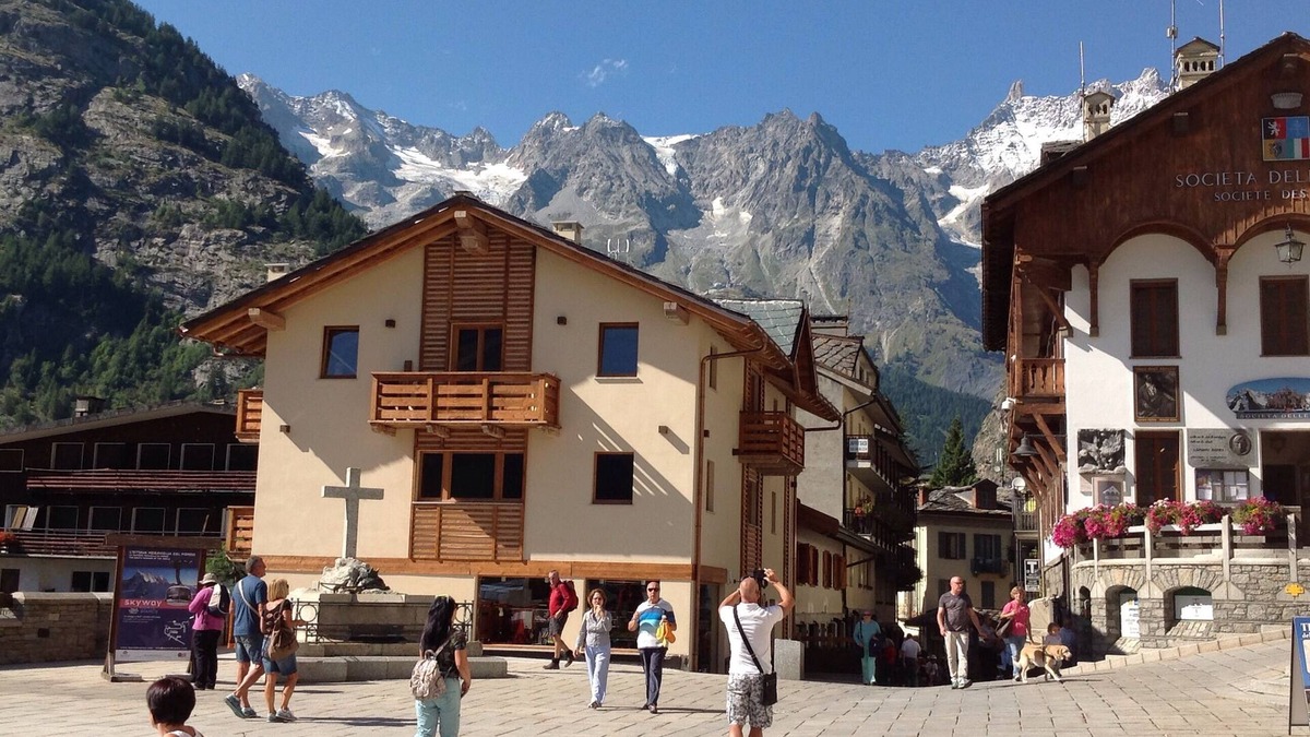 Courmayeur Apartment | Characteristic apartment on the central square of the Church of Courmayeur