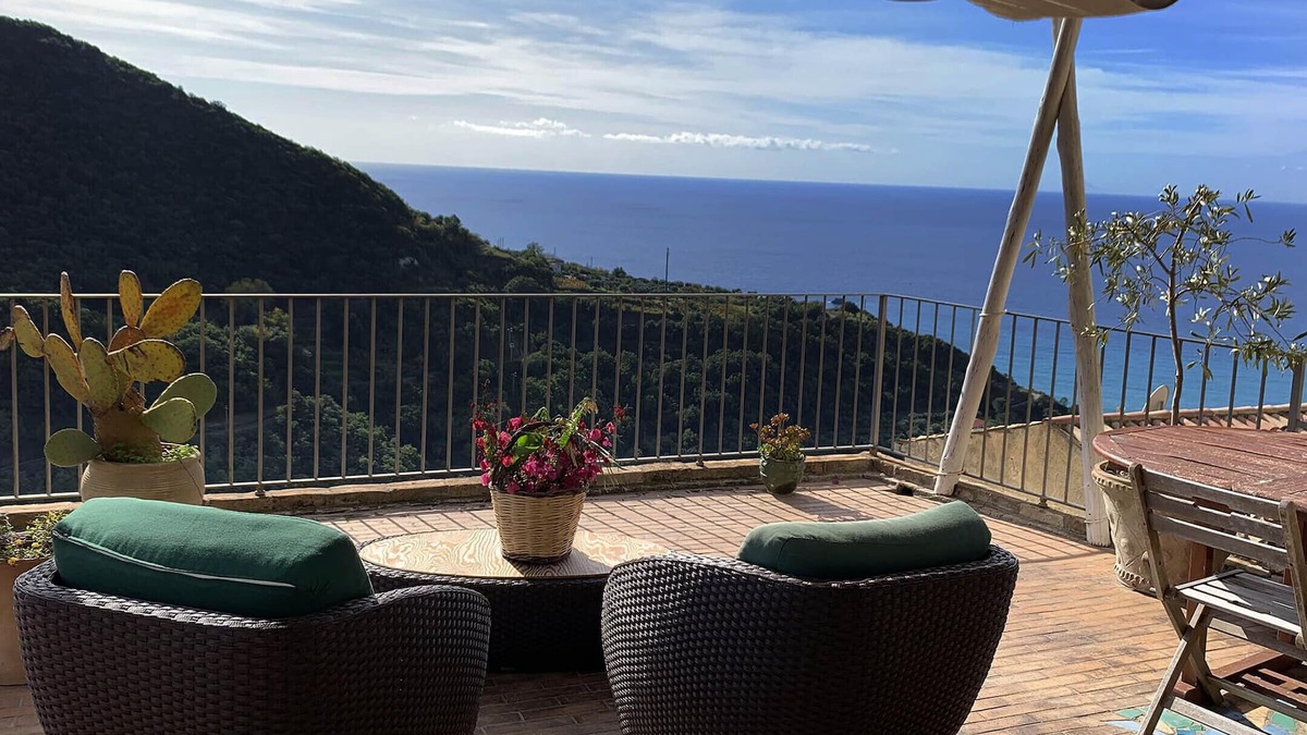Belmonte Calabro House | Characteristic house in Belmonte Calabro with Terrazo seen to the sea