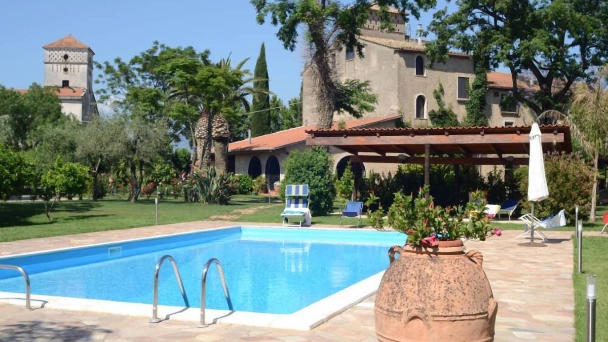 Battipaglia Apartment | Characteristic nineteenth-century farmhouse. Typical residence