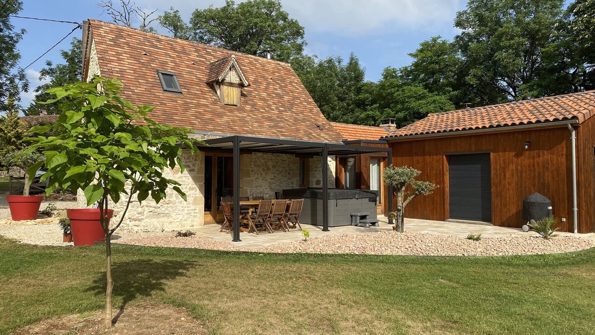 Assier House | Characteristic stone gîte with Jacuzzi near Rocamadour and Gouffre de Padirac